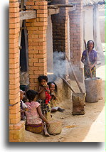 Mielenie ryżu::Andranovorivato, Madagaskar::