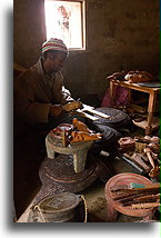 Rzeźbiarz Zafimaniry::Antoetra, Madagaskar::