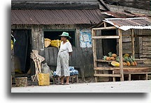 Uliczny sprzedawca::Ranomafama, Madagaskar::