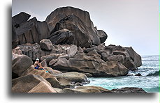 Granitowe głazy nad brzegiem::La Digue, Szeszele::