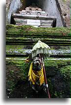 Stara dekoracja w formie parasolki::Bali, Indonezja::