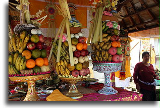 Dary pożywienia w świątyni::Bali, Indonezja::