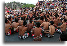 Teatr Kecak w Uluwatu::Bali, Indonezja::