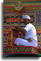 Baliski muzyk grający na metalofonie::Bali, Indonezja::