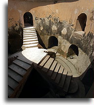 Wewnątrz studni Gumuling::Taman Sari w Yogyakarta, Jawa Indonezja::