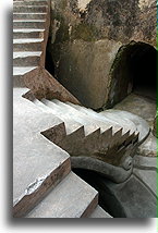 Trzy części schodów::Taman Sari w Yogyakarta, Jawa Indonezja::