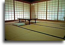 Mały stolik i poduszki::Ryokan (rodzinny hotel w stylu japońskim), Japonia::