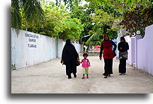 Muzułmanka na ulicy::Mahibadhoo, Malediwy::
