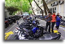 Parking tylko dla motorowerów::Male, stolica Maledowów::