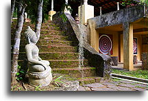 Mały Budda::Kandy Samadhi Center, Sri Lanka::