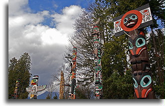 Totemy w parku Stanley::Vancouver, Kolumbia Brytyjska, Kanada::