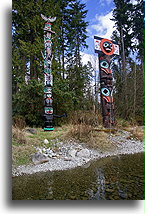 Dwa totemy::Vancouver, Kolumbia Brytyjska, Kanada::