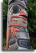 Totem w Port Renfrew::Wyspa Vancouver, Kanada::