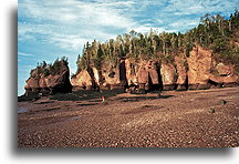 Spacerując po dnie oceanu::Hopewell Rocks, Nowy Brunszwik, Kanada::