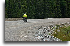 Rowerzysta na drodze szutrowej::Labrador Highway, Labrador, Kanada::