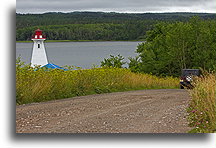 Krótka szutrowa droga do latarni Mabou::Cape Breton, Nowa Szkocja, Kanada::