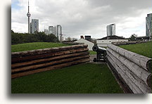 Wał ziemny i armata::Fort York, Toronto, Kanada::