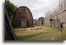 Długi dom::Wioska Huron/Ouendat (Wyandot), Ontario, Kanada::