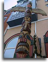 Indiański totem::Mont Tremblant, Quebec, Kanada::