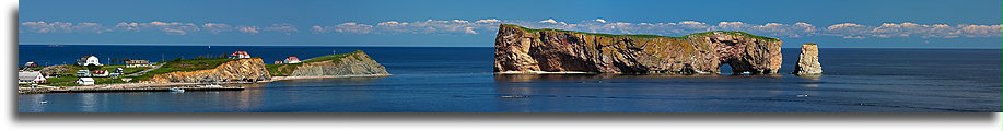 Percé Rock podczas przypływu::Gaspe, Quebec, Kanada::