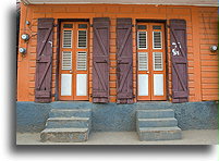 Drewniane drzwi ze schodami::Cap-Haïtien, Haiti, Karaiby::