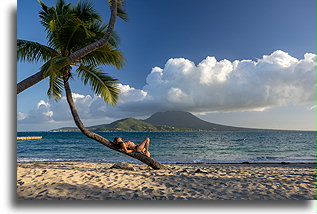 Biały piasek plaży Banana Bay::Saint Kitts, Karaiby::