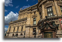 Widok z boku::Opera Garnier, Paryż, Francja::
