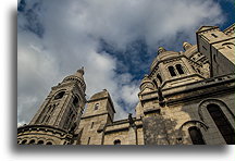 Widok z boku::Bazylika Sacré-Cœur, Paryż, Francja::