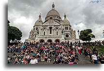 Zatłoczone schody::Bazylika Sacré-Cœur, Paryż, Francja::