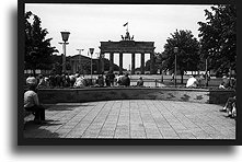 Brama Brandenburska ze wschodu::Berlin Wschodni, NRD::