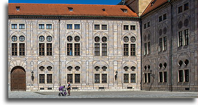Dziedziniec wewnętrzny w Monachijskiej Residenz::Monachium, Niemcy::