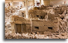 Wykopaliska pod nowoczesnym dachem::Akrotiri, Santorini, Grecja::