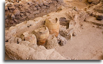 Pęknięte naczynia ceramiczne::Akrotiri, Santorini, Grecja::