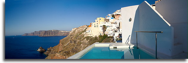 Basen z widokiem na kalderę::Oia, Santorini, Grecja::