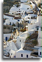 Domy na zboczu::Oia, Santorini, Grecja::