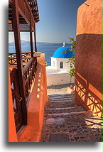Kaplica na końcu ulicy::Oia, Santorini, Grecja::