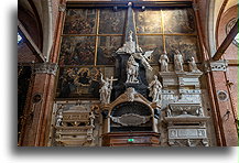 Grobowce nad wejściem::Venice, Italy::