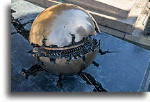 Kula autorstwa Pomodoro::Cmentarz Monumentalny, Mediolan, Włochy::