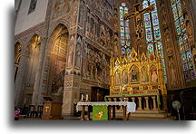 Ołtarz i krucyfiks::Florencja, Włochy::