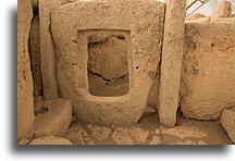 Blok z prostokątnym otworem::Ħaġar Qim, Malta::