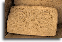Płyta z dekoracją spiralną::Ħaġar Qim, Malta::