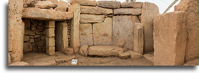 Window-like Opening::Mnajdra, Malta::