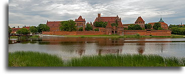 Zamek Malbork nad rzeką Nogat::Malbork, Polska::