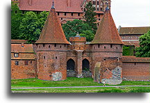 Dwie wieże obronne::Malbork, Polska::