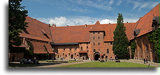 Dziedziniec Zamku Średniego::Malbork, Polska::