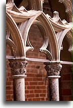 Gotyckie krużganki::Malbork, Polska::