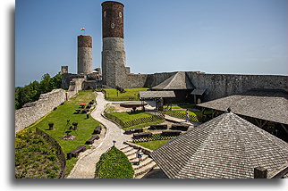 Dziedziniec zamku dolnego::Zamek w Chęcinach, Świętokrzyskie, Polska::