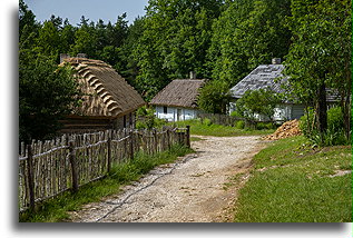 Wiejski płot::Park Etnograficzny w Tokarni, Świętokrzyskie, Polska::