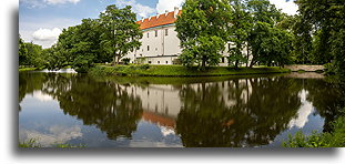 Odbicie w wodzie::Zamek w Szydłowcu, Polska::