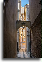 Wąska uliczka::Warszawa, Polska::